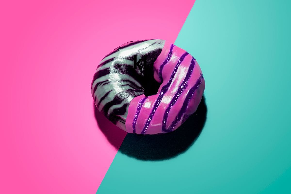 Pop Art Wandbild eines bunten Donuts im typischen Comic-Stil – lebendige Farben und ein verspieltes, grafisches Design, das die süße Versuchung in Popkultur verwandelt